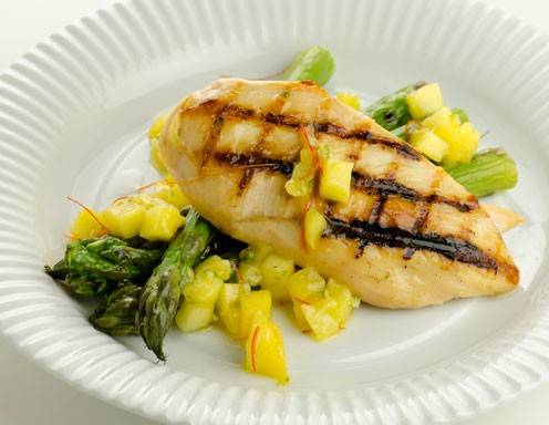 Rezept für gegrillte Hendlbrust mit Spargel und Mango