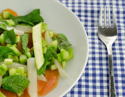 Rezept für Spargel mit Lachs und Gurken-Minze-Salat