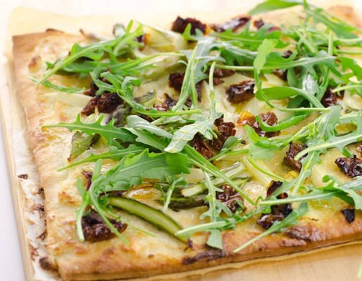 Spargelpizza mit getrockneten Tomaten Spargelpizza mit getrockneten Tomaten