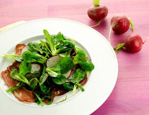 Rezept für Lammcarpaccio mit Radieschen-Estragon-Vogerlsalat