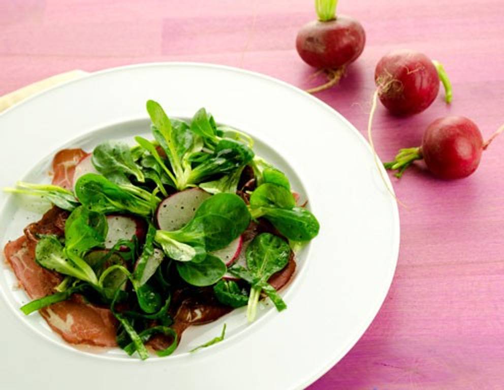 Lammcarpaccio mit Radieschen-Estragon-Vogerlsalat Lammcarpaccio mit Radieschen-Estragon-Vogerlsalat