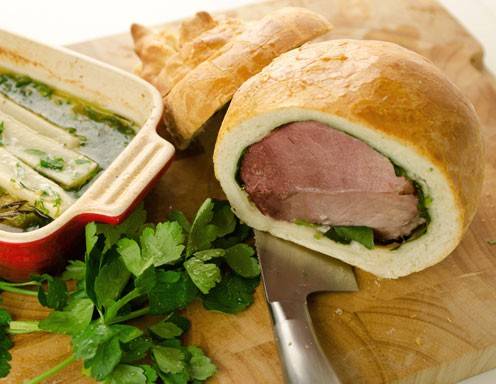 Rezept für Selchroller im Bärlauchbrotteig mit geschmorten Schwarzwurzeln