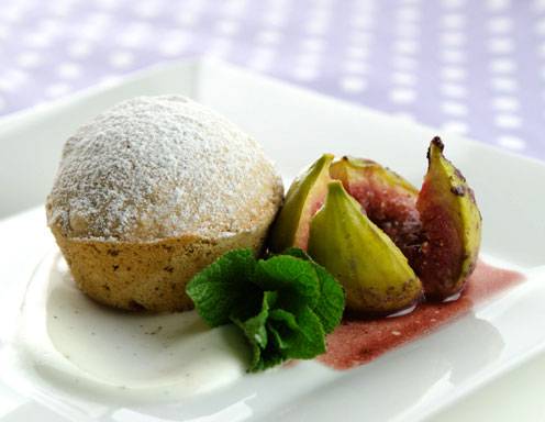 Walnusskuchen mit geschmorten Feigen und Joghurt