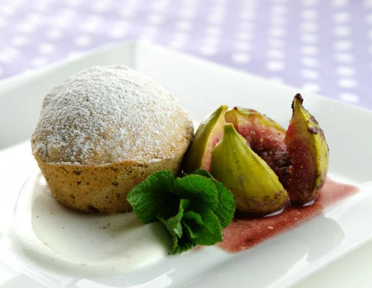 Walnusskuchen mit geschmorten Feigen und Joghurt Walnusskuchen mit geschmorten Feigen und Joghurt