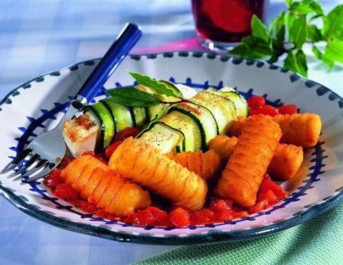 Rezept für Schafskäse im Zucchini-Mantel serviert mit McCain Kroketten