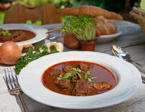 Klassisches Rindsgulasch Rezept - ichkoche.at Klassisches Rindsgulasch Rezept - ichkoche.at
