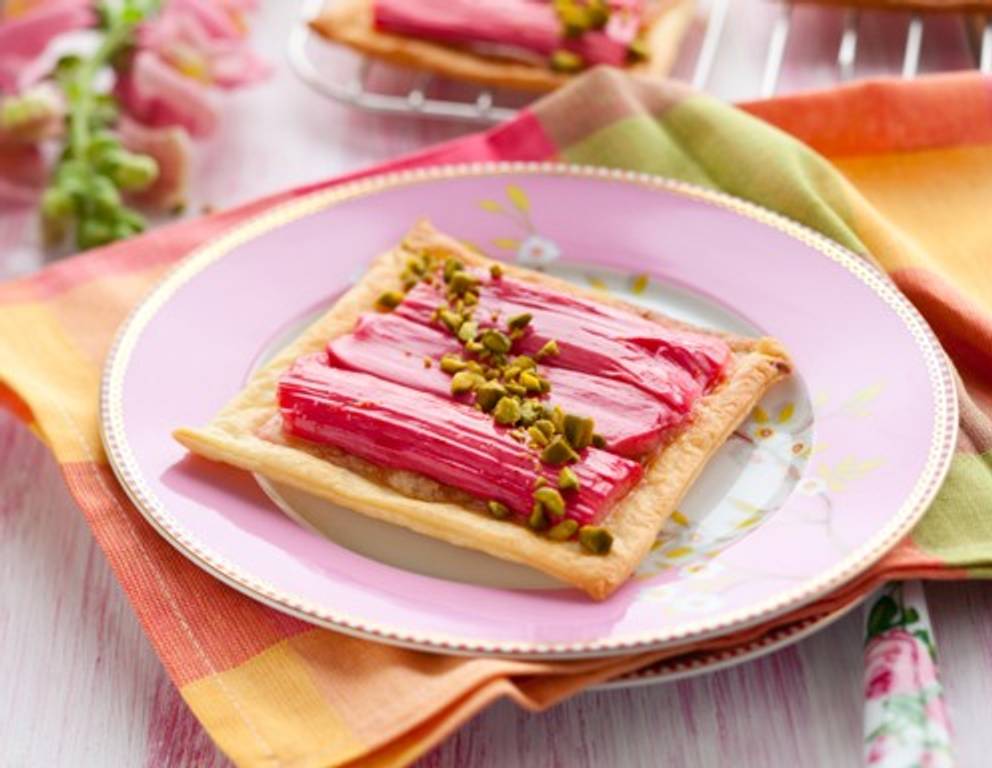 Rhabarbertarte mit Vanillecreme und Pistazien Rhabarbertarte mit Vanillecreme und Pistazien