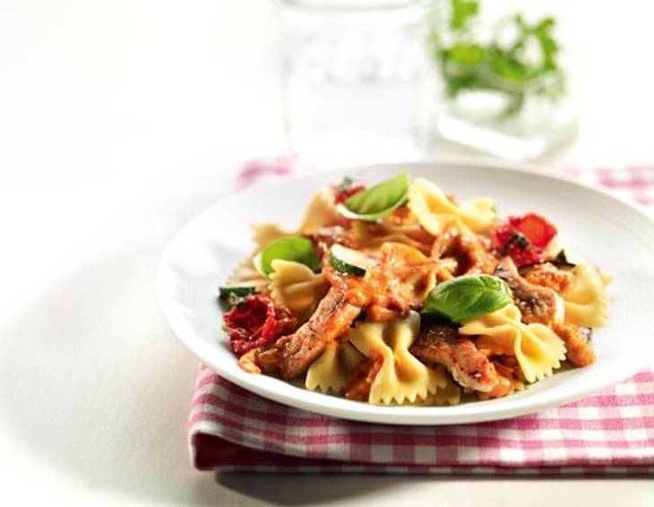 Farfalle all Pesto Rosso mit gebratenen Putenbruststreifen, Zucchini und Auberginen