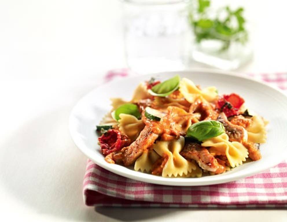 Farfalle all Pesto Rosso mit gebratenen Putenbruststreifen, Zucchini und Auberginen Farfalle all Pesto Rosso mit gebratenen Putenbruststreifen, Zucchini und Auberginen