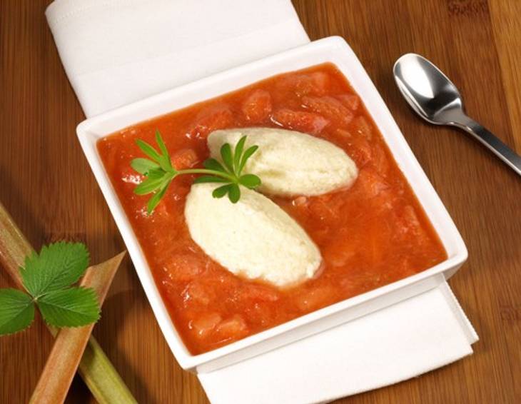 Topfenknödel mit Erdbeer-Rhabarbersauce