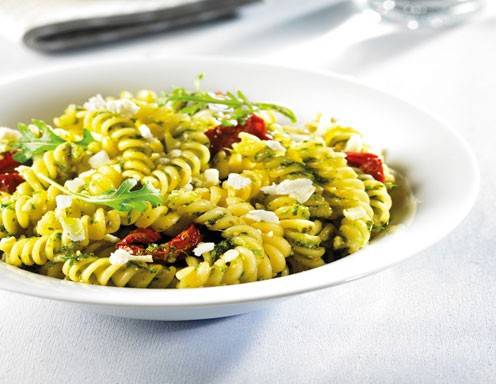 Girandole al Pesto alla Genovese mit getrockneten Tomaten, frisch ...