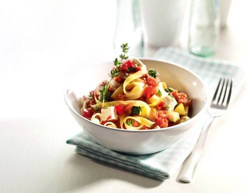 Tagliatelle in Bolognese Sauce mit Paprika, Zucchini und marinierten Schafskäsewürfeln