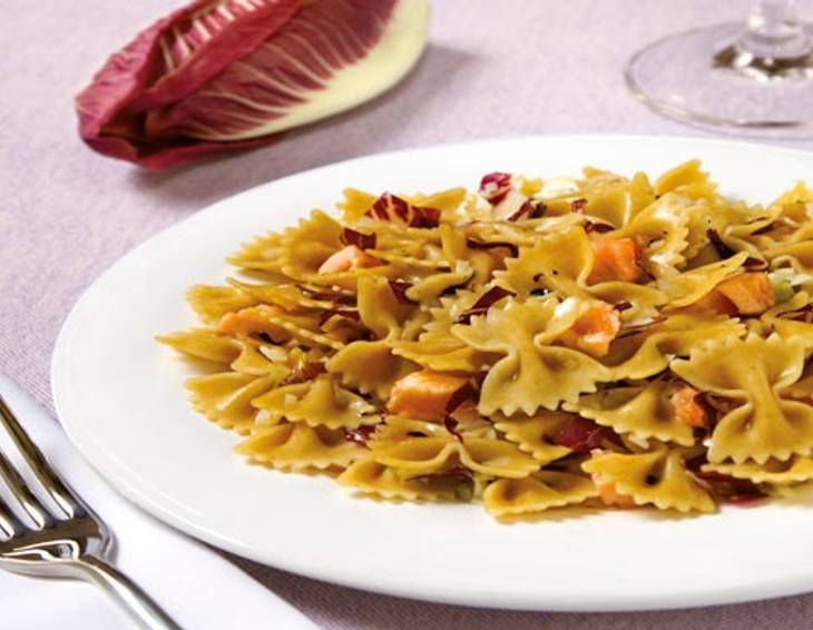 Farfalle Integrale mit Radicchio und frischem Lachs an Balsamico-Essig Farfalle Integrale mit Radicchio und frischem Lachs an Balsamico-Essig