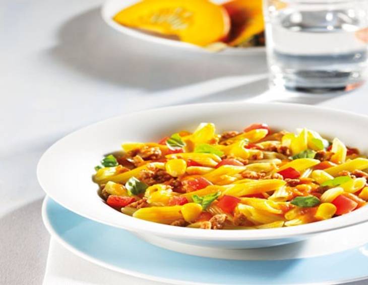 Mini Penne an Piccolini Sauce mit Karotten, Kürbis, Faschiertem und roter Paprika Mini Penne an Piccolini Sauce mit Karotten, Kürbis, Faschiertem und roter Paprika