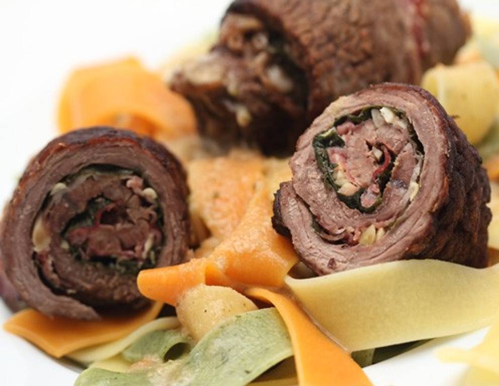 Rindsrouladen mit Bärlauch, Pinienkernen und Speck Rindsrouladen mit Bärlauch, Pinienkernen und Speck
