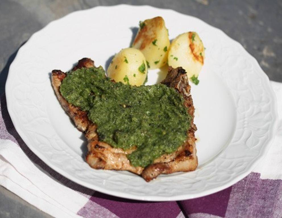 Kalbskoteletts mit Parmesan-Bärlauch-Kruste Kalbskoteletts mit Parmesan-Bärlauch-Kruste