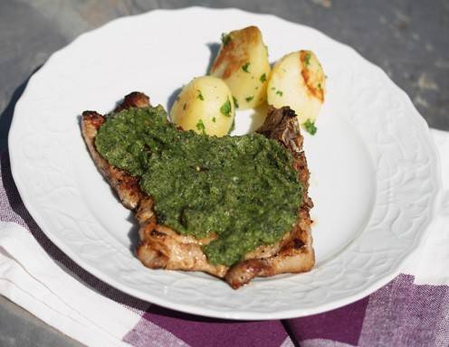 Gegrillte Lammsteaks mit schwarzer Olivensoße und Curryzwiebeln Rezept ... Gegrillte Lammsteaks mit schwarzer Olivensoße und Curryzwiebeln Rezept ...