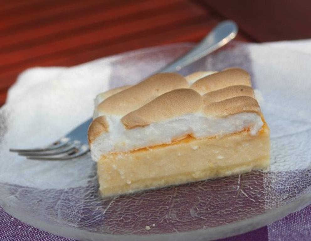 Topfen-Marillenmarmeladeschnitte mit Schneehaube Topfen-Marillenmarmeladeschnitte mit Schneehaube