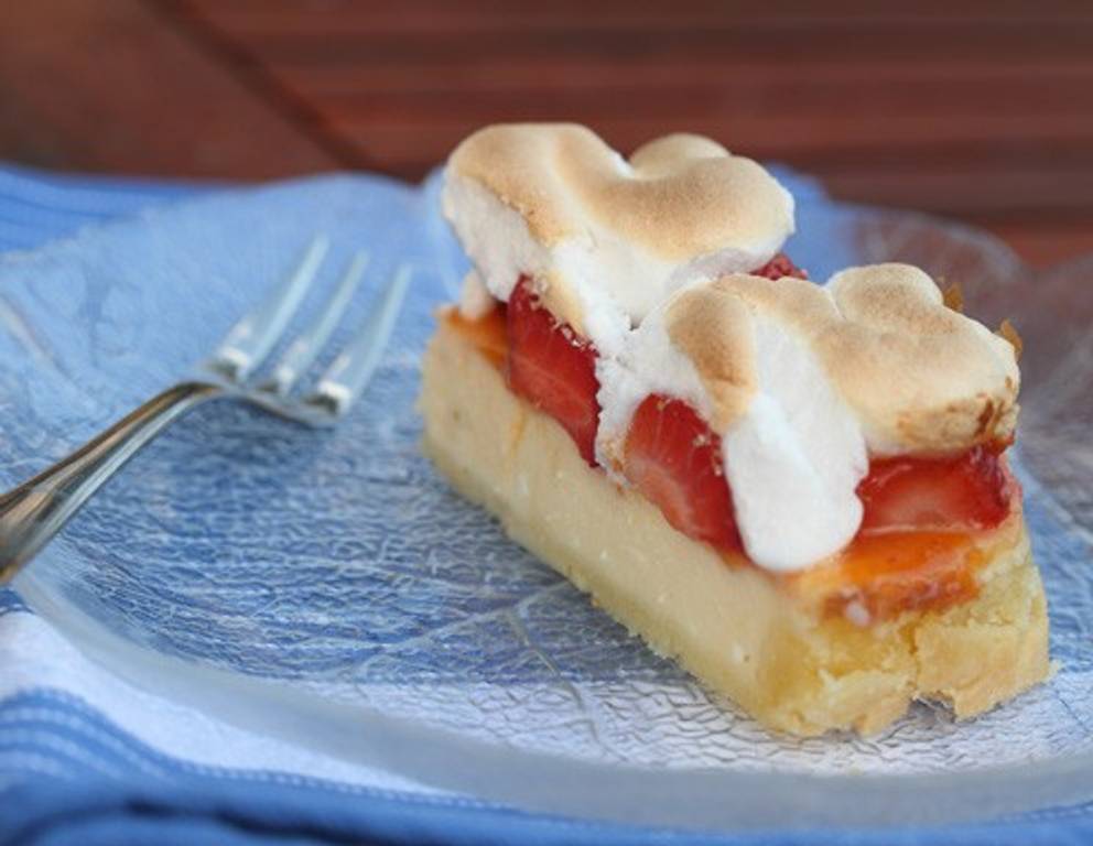 Topfen-Erdbeerschnitte mit Schneehaube Topfen-Erdbeerschnitte mit Schneehaube