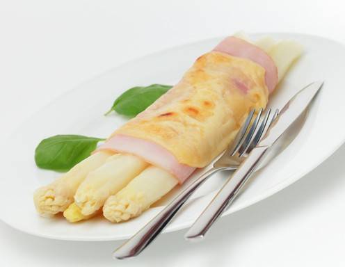 Rezept für Spargel im Schinkenmantel mit Käse überbacken