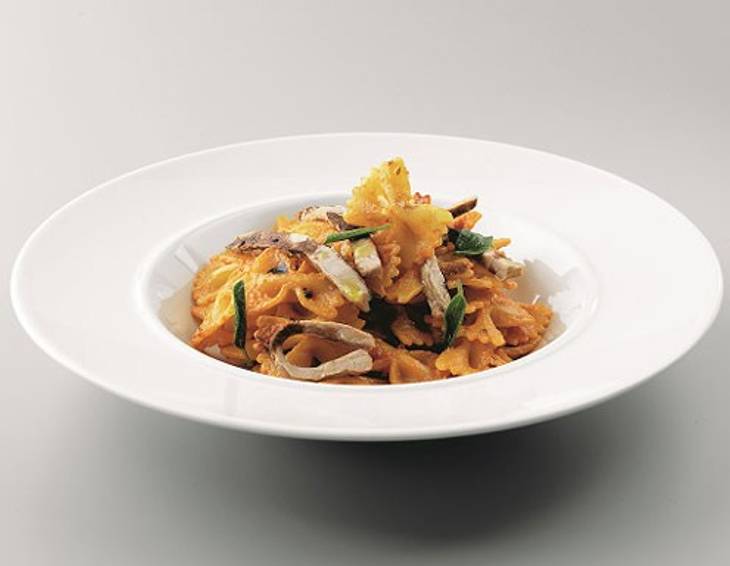 Farfalle mit Pesto Rosso und Kalbfleisch Farfalle mit Pesto Rosso und Kalbfleisch