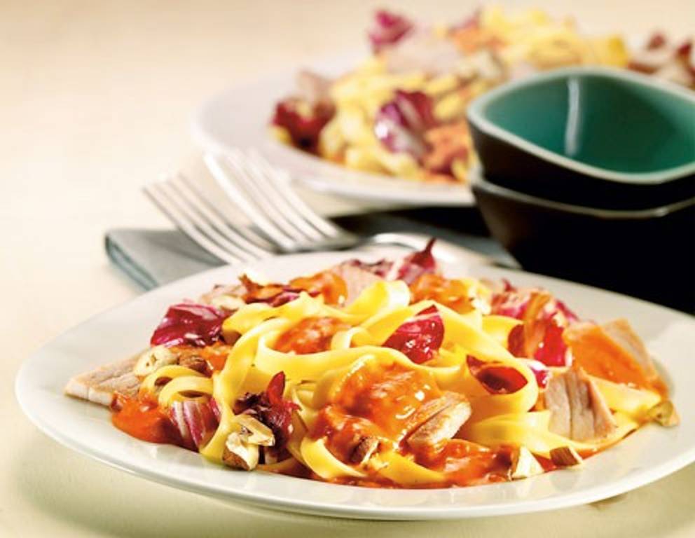 Tagliatelle mit Thunfischsteakstreifen, Radicchio und Pesto Rosso Tagliatelle mit Thunfischsteakstreifen, Radicchio und Pesto Rosso