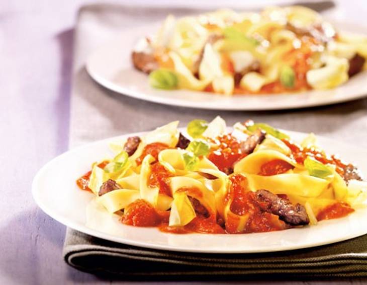 Fettuccine mit Rinderfiletstreifen, Chicorée und Ricottasauce Fettuccine mit Rinderfiletstreifen, Chicorée und Ricottasauce
