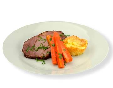 Gebratener Selchroller mit Bergkäse-Kartoffel-Auflauf und geschmorten Honig-Karotten Gebratener Selchroller mit Bergkäse-Kartoffel-Auflauf und geschmorten Honig-Karotten