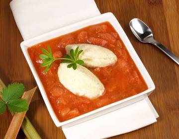 Rhabarber-Kompott mit Vanillegrießknödel Rhabarber-Kompott mit Vanillegrießknödel