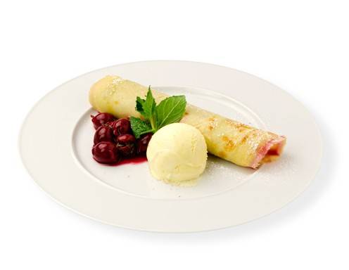 Palatschinken mit Minz-Weichsel-Fülle und Vanilleeis Rezept - ichkoche.ch