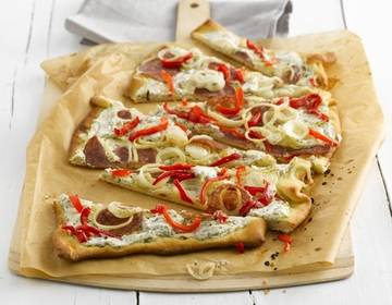 Paprika-Salami-Flammkuchen Paprika-Salami-Flammkuchen