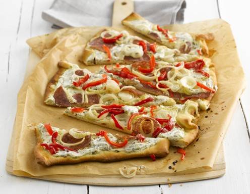 Paprika-Salami-Flammkuchen Rezept - ichkoche.de Paprika-Salami-Flammkuchen Rezept - ichkoche.de