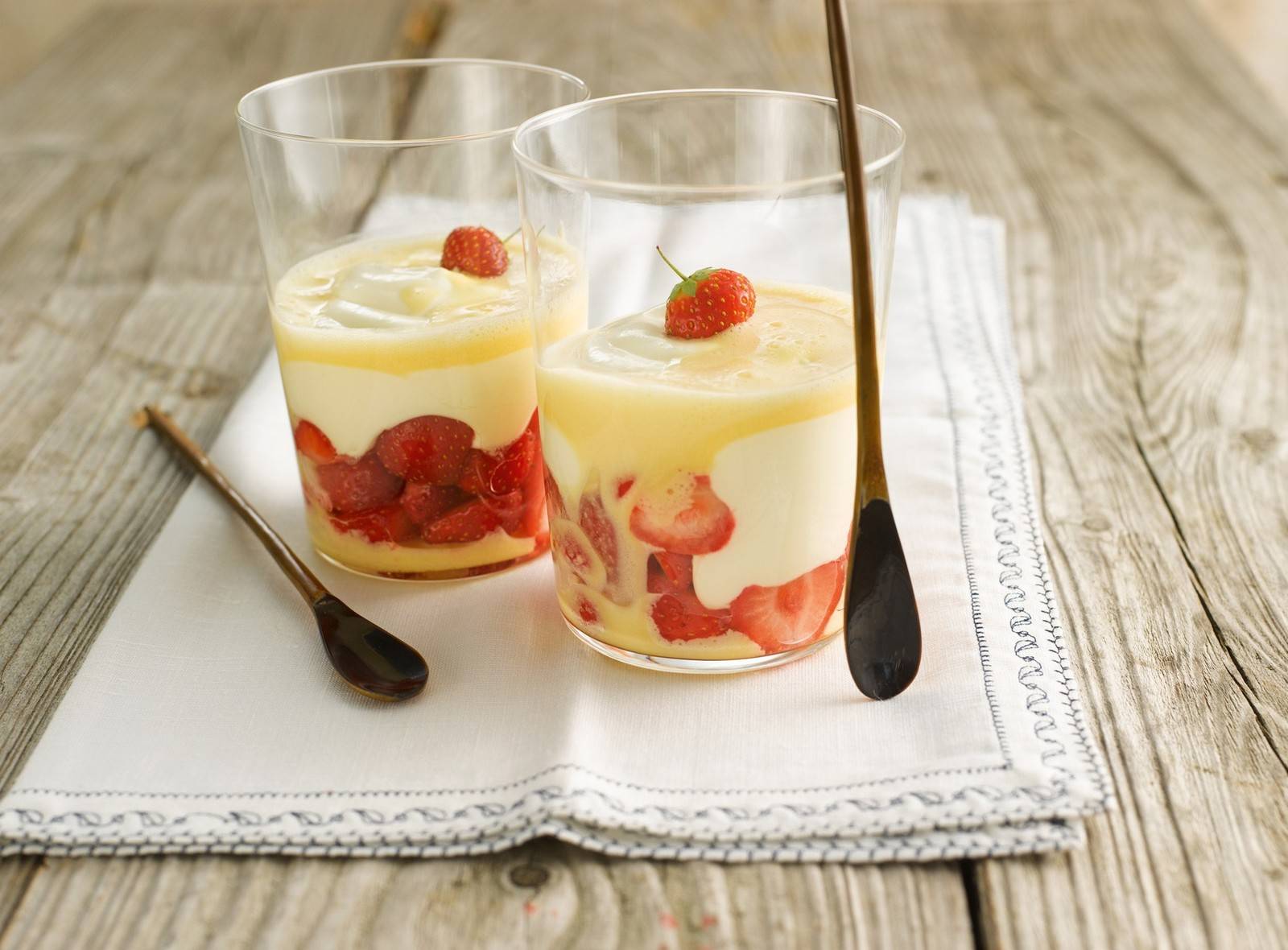 Mousse mit frischen Erdbeeren und Orangensabayon Rezept