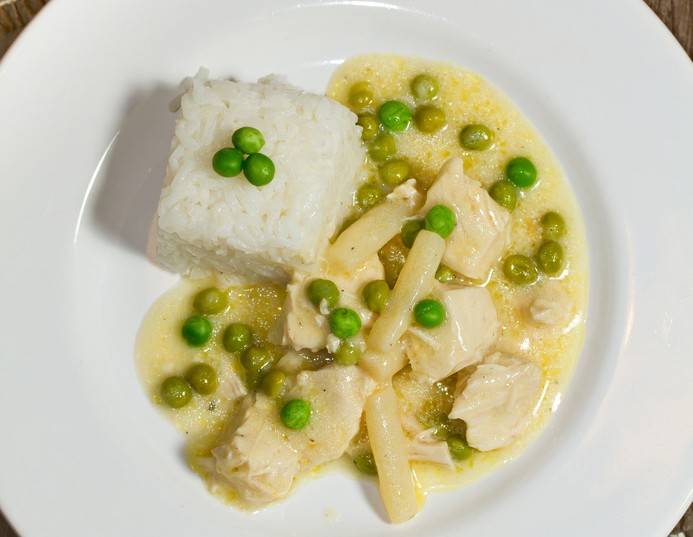 Rezept für Putengeschnetzeltes mit Spargel und Erbsen