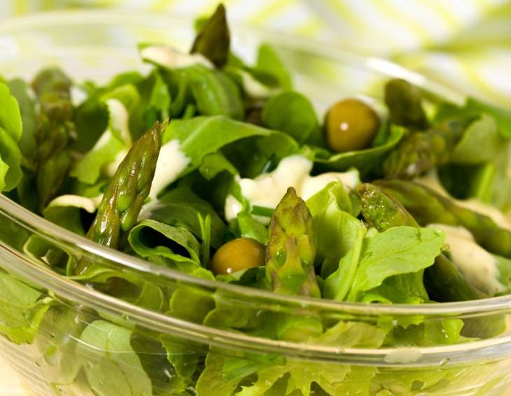 Geschmorter Spargel mit Eissalat, Schafmilchjogurt und brauner Butter