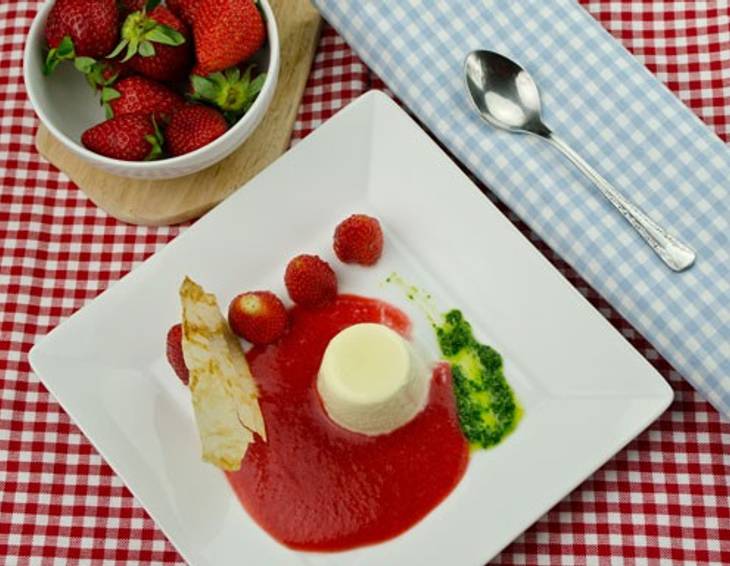 Joghurt-Pannacotta mit Minzpesto und Erdbeersauce Joghurt-Pannacotta mit Minzpesto und Erdbeersauce
