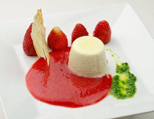 Erfrischende Joghurt-Pannacotta mit Erdbeeren