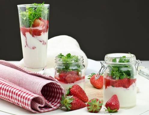 Erdbeer-Sauerrahmmouss mit Kerbelsalat