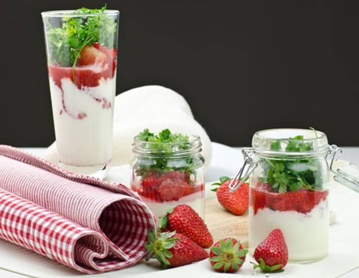 Erdbeer-Sauerrahmmousse mit Kerbelsalat Erdbeer-Sauerrahmmousse mit Kerbelsalat