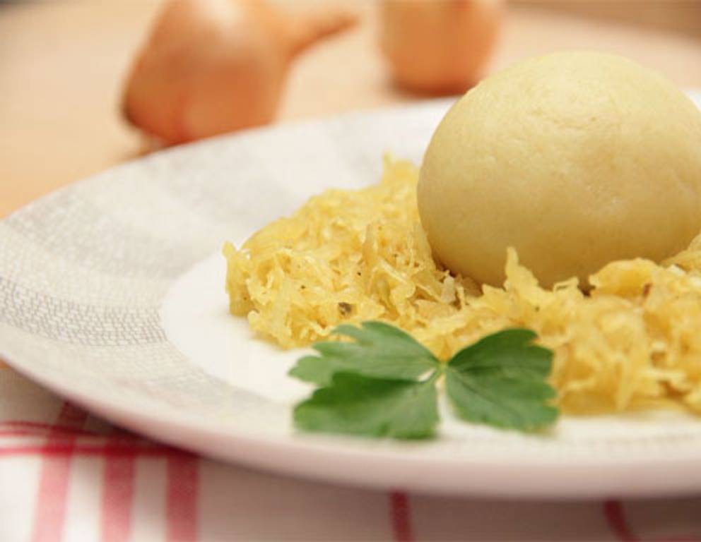 Kartoffelknödel mit Räuchertofu und Currykraut aus dem Dampfgarer Kartoffelknödel mit Räuchertofu und Currykraut aus dem Dampfgarer