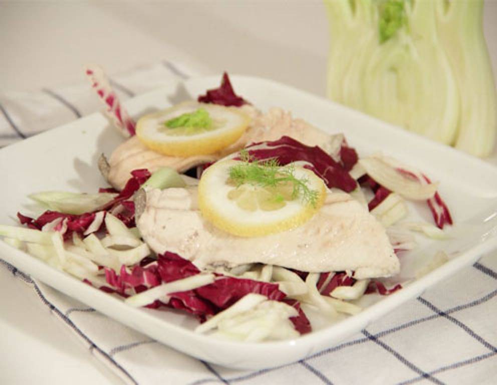 Radicchio-Fenchel-Salat mit gedämpftem Forellenfilet aus dem Dampfgarer Radicchio-Fenchel-Salat mit gedämpftem Forellenfilet aus dem Dampfgarer