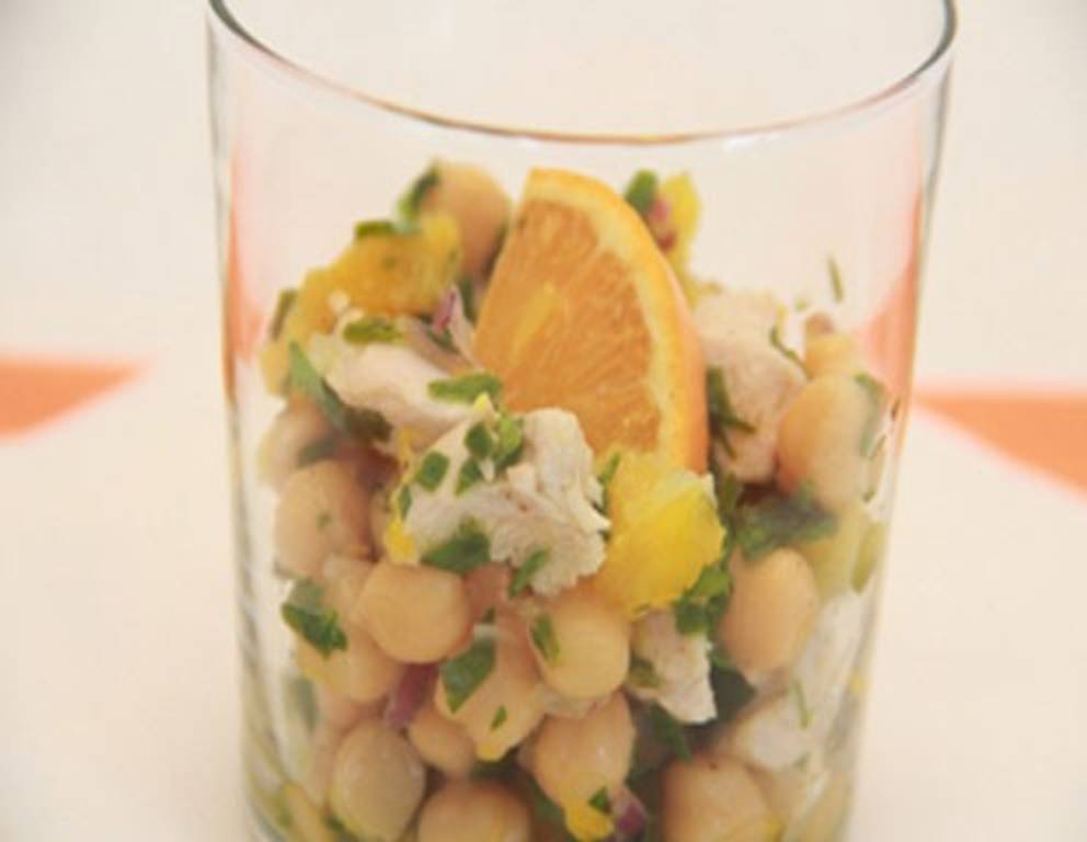 Kichererbsensalat mit Huhn und Orangen aus dem Dampfgarer Kichererbsensalat mit Huhn und Orangen aus dem Dampfgarer
