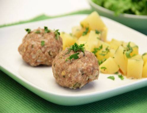 Faschierte Rinderlaibchen auf Senf-Kräuterkartoffeln aus dem Dampfgarer