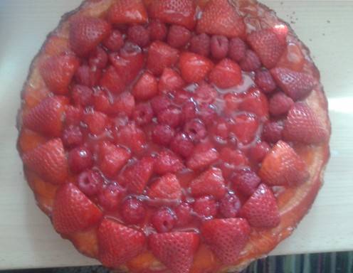 Obstkuchen mit Erdbeeren und Himbeeren