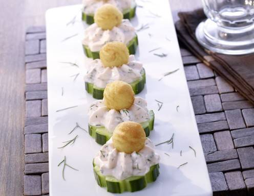 Lachs-Gurke-Happen mit Pom Poms Rezept - ichkoche.ch Lachs-Gurke-Happen mit Pom Poms Rezept - ichkoche.ch