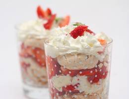 Erdbeertrifle mit Eis und weißer Schokolade