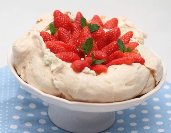 Pavlova mit Salzkaramell und Mandeln Rezept ichkoche.at