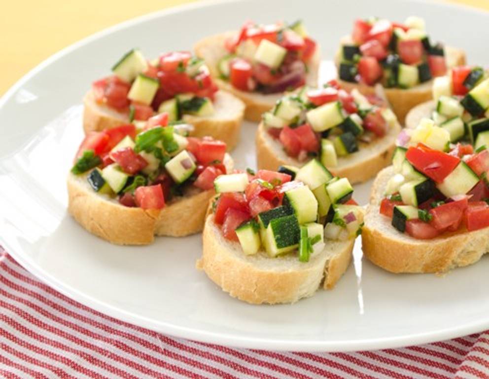 Bruschetta mit Tomaten-Zucchini-Salsa Bruschetta mit Tomaten-Zucchini-Salsa