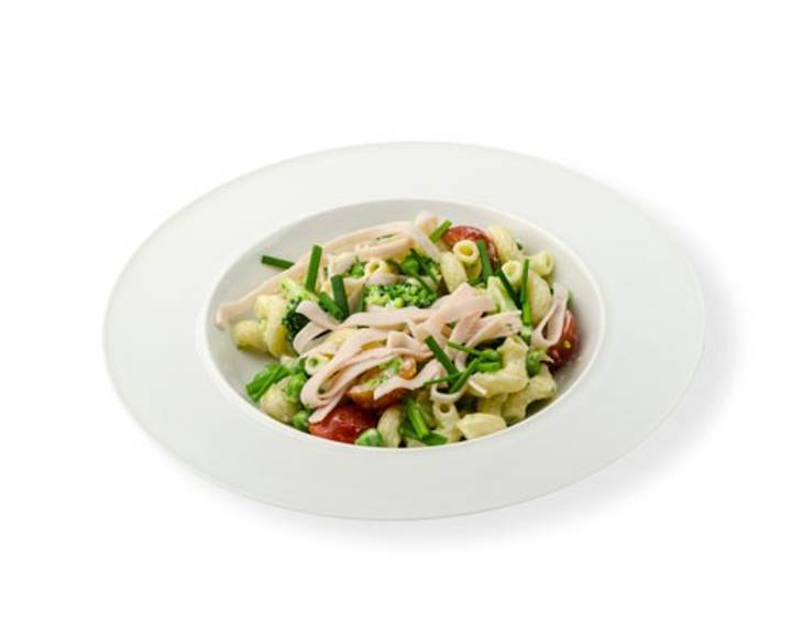 Nudel-Gemüse-Salat mit Joghurt-Dressing und Putenschinken-Streifen Nudel-Gemüse-Salat mit Joghurt-Dressing und Putenschinken-Streifen