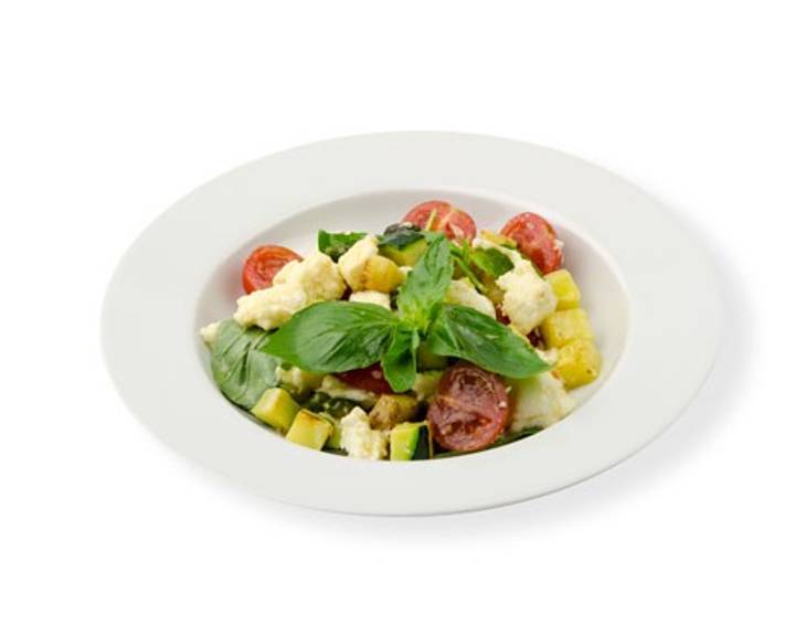 Mozzarella-Salat mit Pistazien und Zucchini